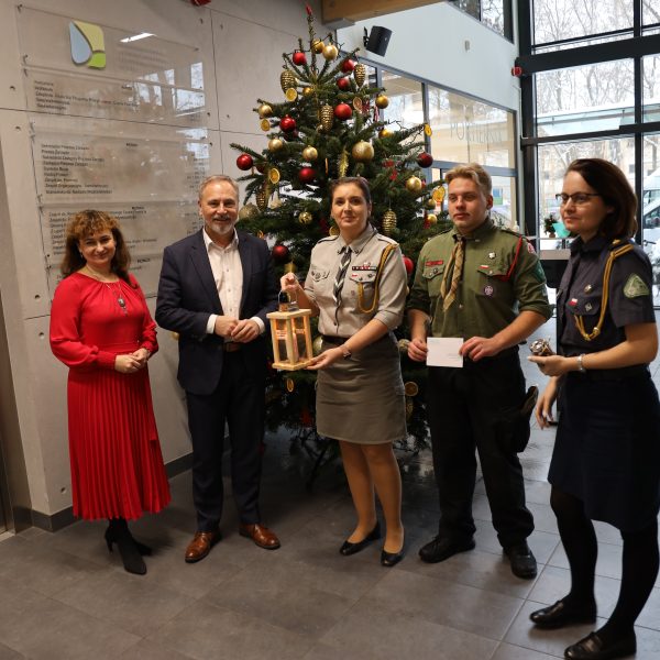 Zdjęcie prezentujące - Betlejemskie Światło Pokoju w WFOŚiGW w Łodzi